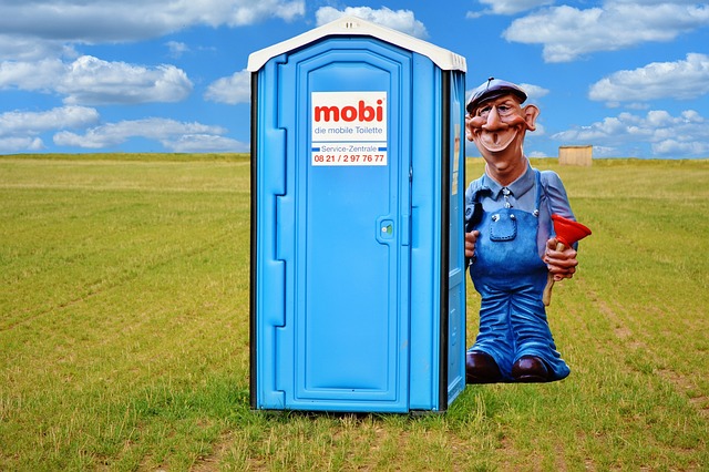 lightweight-camping-toilet-640x480-55807087.jpeg