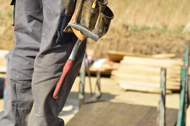 portable-toilet-construction-site-640x480-93680229.jpeg